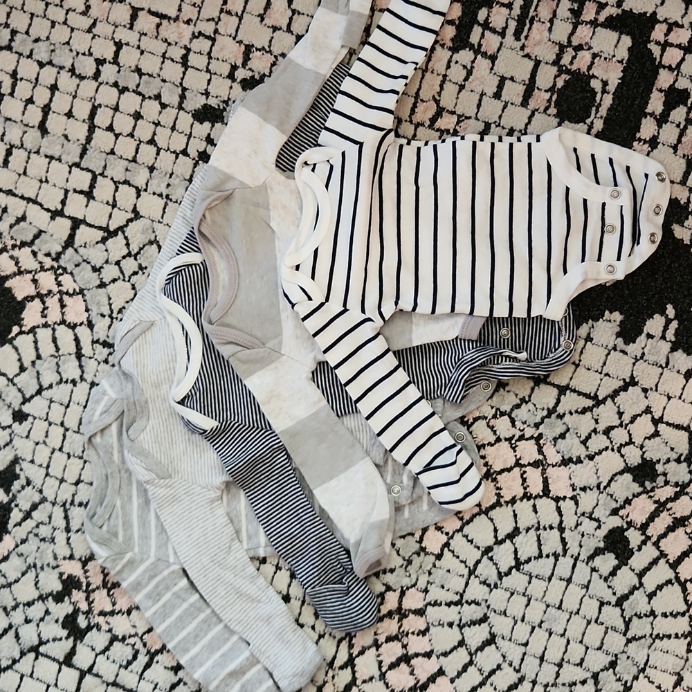 Carter's NB longsleeve onesies (5 pack)